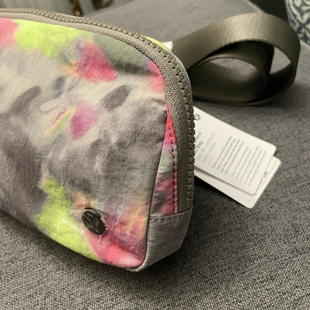RARE Lululemon - Everywhere 1 Liter Belt Bag Hyper Dye Multi/Rover - NWT - Picture 9 of 12